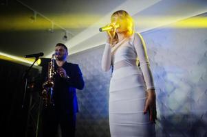 muzikale muziek live band die optreedt op een podium met verschillende lichten. foto