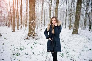 mooie brunette meisje in warme winterkleding. model op winterjas. foto