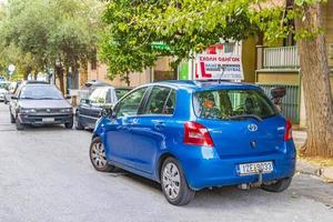 athene attica griekenland 2018 typische straat weg gebouwen auto's in griekenland hoofdstad athene griekenland. foto