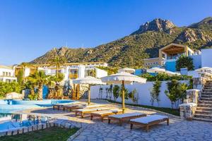 kos dodekanes griekenland 2015 resorts en stranden met ligstoelen en parasols kos griekenland. foto