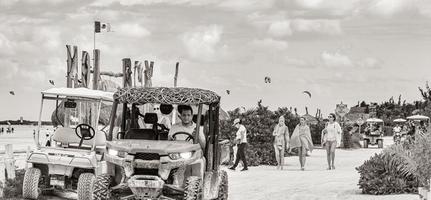 holbox quintana roo mexico 2021 golfkar buggy auto's karren modderige straat strand holbox mexico. foto