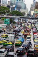 ratchathewi bangkok thailand 2018 spitsuur grote zware verkeersopstopping in het drukke bangkok thailand. foto