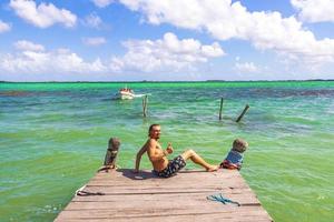 toeristische gids muyil lagune panorama uitzicht met turquoise water mexico. foto