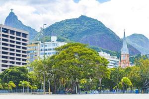 rio de janeiro rio de janeiro brazilië 2020 cristo redentor corcovado berg botafogo stadsgezicht rio de janeiro brazilië. foto