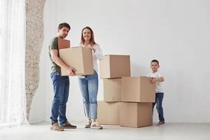 laten we dit openen. familie hebben verhuizing naar nieuw huis. verhuisdozen uitpakken foto