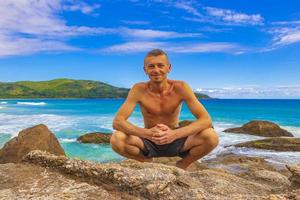 toeristische reiziger ilha grande lopes mendes strand panorama brazilië. foto