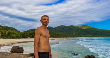 toeristische reiziger ilha grande lopes mendes strand panorama brazilië. foto