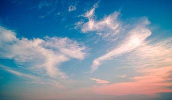 wolken schemering hemel in pastel kleur roze en blauw, kleurrijke spirituele achtergrond. foto