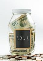 glazen pot met krijtpaneel gebruikt voor 401k pensionering foto