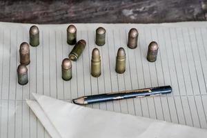 militaire achtergrond, munitie op tafel foto