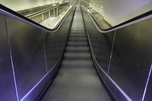 lege trappen in een metrostation foto