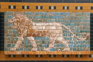 wanddecoratie van ishtar poort in het archeologisch museum van istanbul, turkije foto