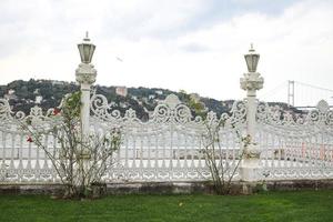 kucuksu paleis in de stad istanbul, turkije foto