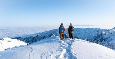 top van besneeuwde berg over horizon foto