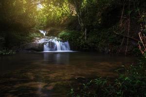 waterval, het natuurlijke water met berg in thailand foto