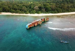 luchtfoto, golven op de pier - pangandaran strand foto