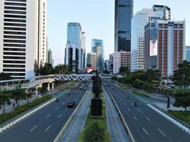 jakarta-indonesië - 3 mei 2022 - prachtige luchtfoto, kantoorgebouw aan sudirman straat. foto