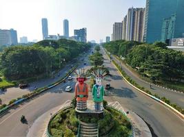 akarta - indonesië - 2 april 2020 - luchtfoto van verkeer en kantoorgebouwen - jalana benjamin sueb. foto