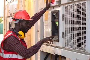 engineer control reefer met airconditioner bij containerbox. foto