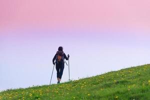 meisje maakt trekking alleen foto