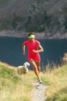 meisje atleet in een bergpad foto