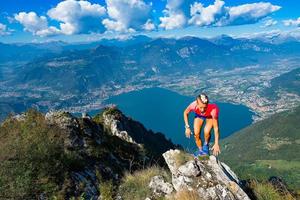 trailrunning in de bergen vrouw krijgt training op de rotsen a foto