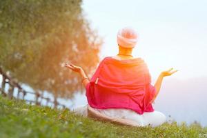 yogapositie van een meisje van achteren foto