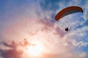 paragliding propeller op de alpen foto