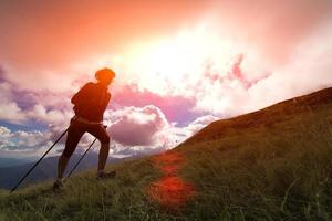 wandelen in silhouetten foto