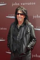 Los Angeles, 11 maart - Alice Cooper arriveert bij de 9e jaarlijkse John Varvatos Stuart House Benefit in de John Varvatos Store op 11 maart 2012 in West Hollywood, Californië foto