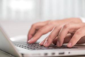 close-up van zakenvrouw hand typen op laptop toetsenbord foto
