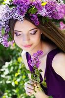 mooi meisje met een lila bloemen foto