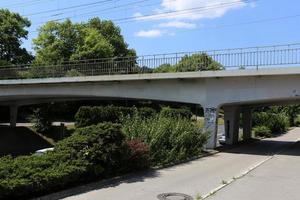 brug - architecturale constructies voor het oversteken van een waterkering. foto