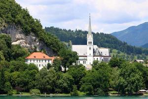 prachtige oevers van het meer van bled in slovenië foto