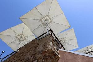 paraplu om de zon te beschermen in een stadspark in israël foto