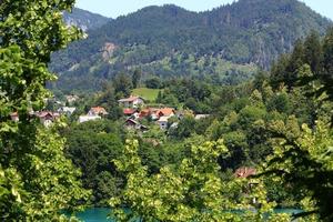 prachtige oevers van het meer van bled in slovenië foto