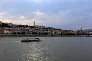 boedapest hoofdstad van hongarije bij zonsondergang foto