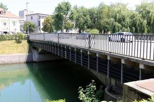 de rivier de ljubljanica stroomt door de hoofdstad van slovenië, de stad ljubljana. foto