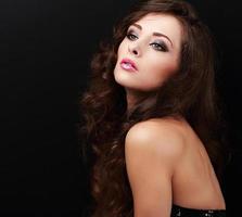 mooie make-up vrouwelijk model op zoek met krullend kapsel foto