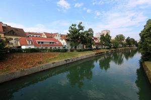 de rivier de ljubljanica stroomt door de hoofdstad van slovenië, de stad ljubljana. foto