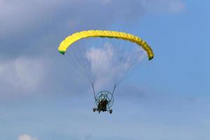 een paraglider vliegt over de Middellandse Zee in Noord-Israël foto