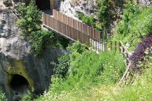 brug - architecturale constructies voor het oversteken van een waterkering. foto