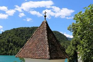 blauw meer tussen de alpen in slovenië foto