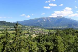 blauw meer tussen de alpen in slovenië foto