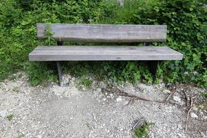 bankje voor rust in een stadspark aan de oevers van de middellandse zee. foto