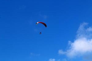 een paraglider vliegt over de Middellandse Zee in Noord-Israël foto