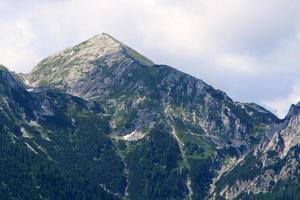 de alpen zijn een hoge en lange bergketen in europa foto