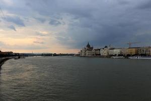 boedapest hoofdstad van hongarije bij zonsondergang foto