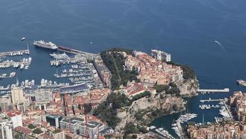 prachtig uitzicht vanaf de top van een berg op monaco foto