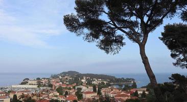 prachtig uitzicht vanaf de cap ferrat in frankrijk op de oude stad en de zee foto